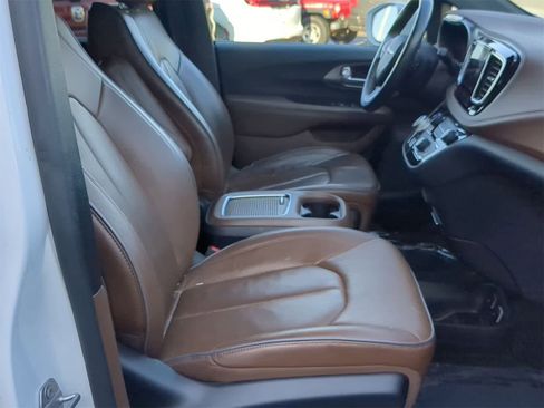 Used 2020 Chrysler Pacifica Limited image 22