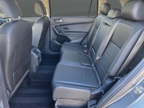 Used 2018 Volkswagen Tiguan SE w/ Panoramic Sunroof Package image 12