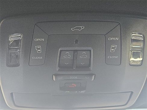 Used 2025 Toyota Sienna Limited image 25