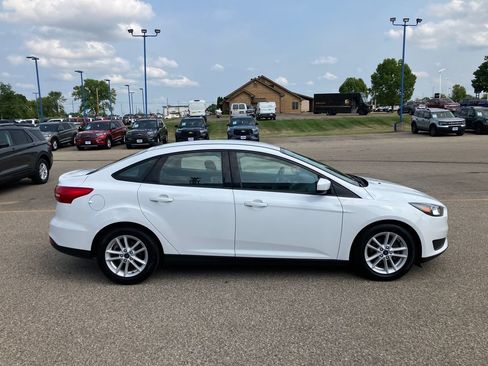 Used 2018 Ford Focus SE FWD image 4