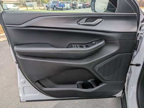 Used 2023 Jeep Grand Cherokee Altitude image 11