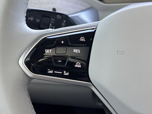 Used 2025 Volkswagen ID. Buzz 1st Edition image 16