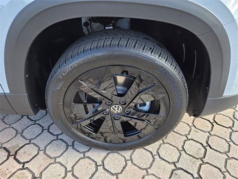Used 2025 Volkswagen Taos SE w/ Panoramic Sunroof Package image 20