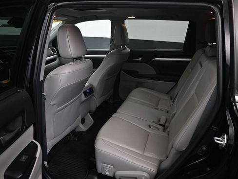 Used 2019 Toyota Highlander XLE AWD/4WD image 10