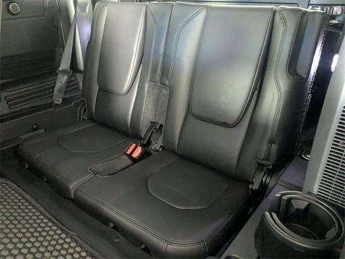 Used 2020 Land Rover Defender 110 SE image 27