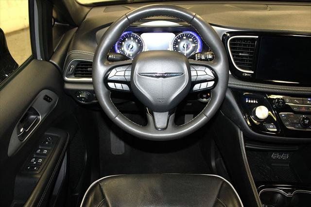 Certified 2025 Chrysler Pacifica Limited FWD image 10