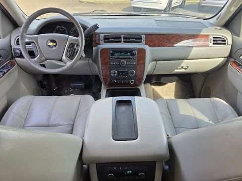 Used 2011 Chevrolet Suburban LT RWD image 8