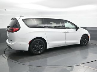 Used 2024 Chrysler Pacifica Limited FWD video 2