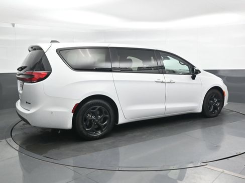 Used 2024 Chrysler Pacifica Limited FWD image 2