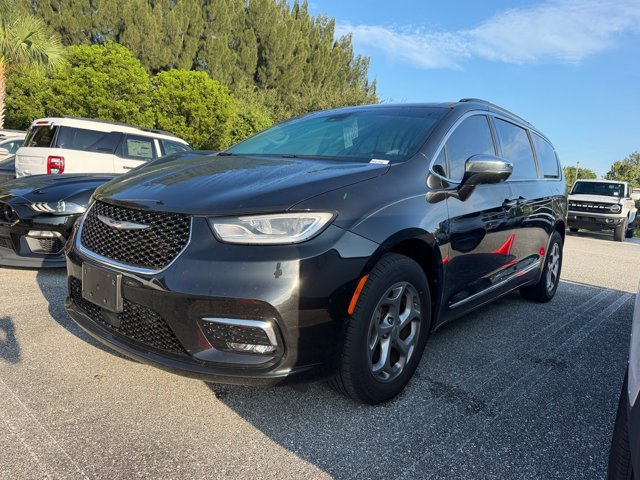 Used 2023 Chrysler Pacifica Limited AWD/4WD image 4