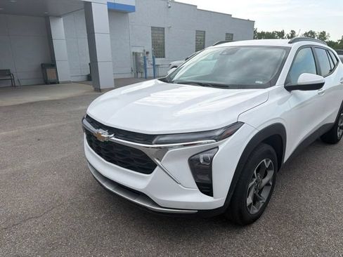 Used 2025 Chevrolet Trax LT FWD image 3