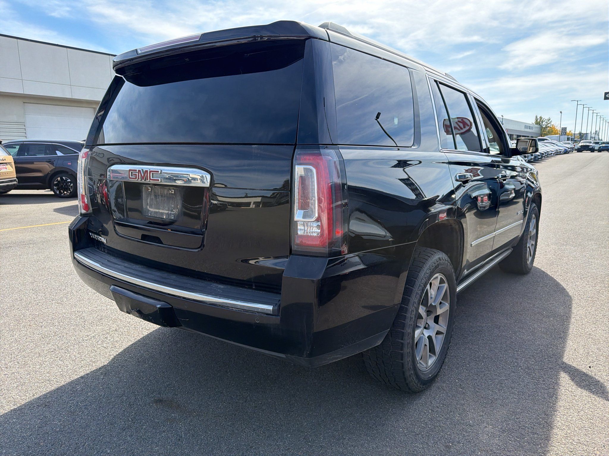 Used 2017 GMC Yukon Denali AWD/4WD image 4