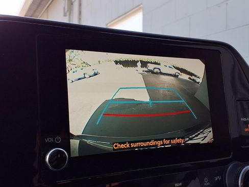 Used 2023 Toyota Highlander XLE image 9