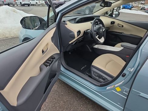 Used 2016 Toyota Prius Four w/ Advanced Technology Package image 10