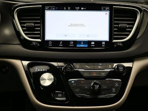 Used 2024 Chrysler Pacifica Touring-L FWD image 31