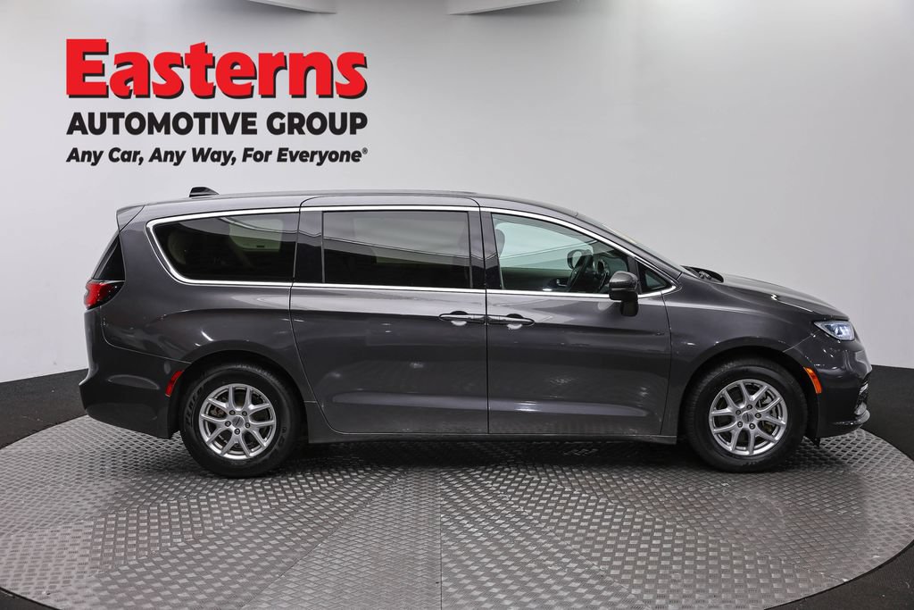 Used 2023 Chrysler Pacifica Touring-L FWD image 5