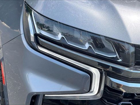 Used 2021 Chevrolet Suburban Z71 w/ Z71 Signature Package AWD/4WD image 27