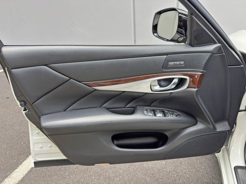 Used 2019 INFINITI Q70 Luxe RWD image 42