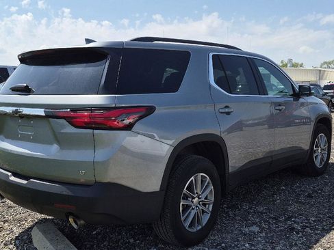 Used 2023 Chevrolet Traverse LT image 3