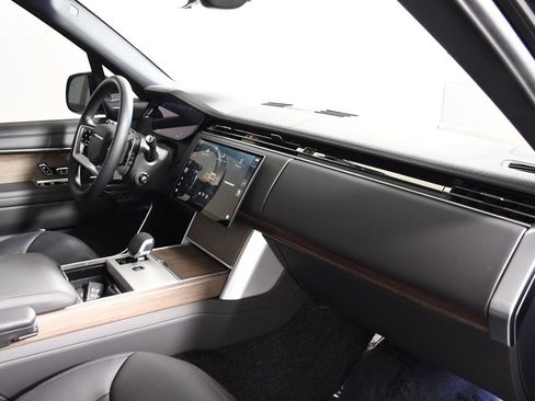 Certified 2025 Land Rover Range Rover SE image 18