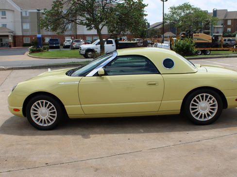 Used 2005 Ford Thunderbird RWD image 22
