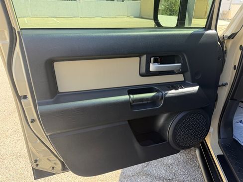 Used 2014 Toyota FJ Cruiser 4WD w/ Upgrade Package image 17
