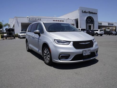 Used 2023 Chrysler Pacifica Limited image 2