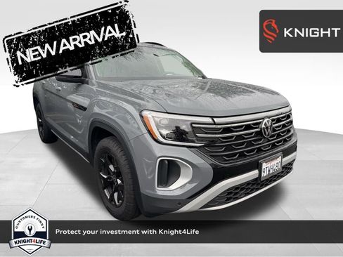 Certified 2025 Volkswagen Atlas Peak Edition SE image 1