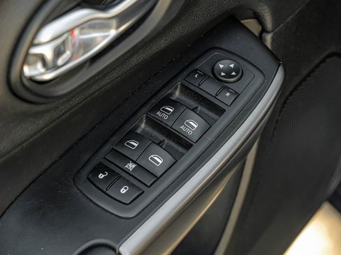 Used 2020 Jeep Cherokee Limited image 56