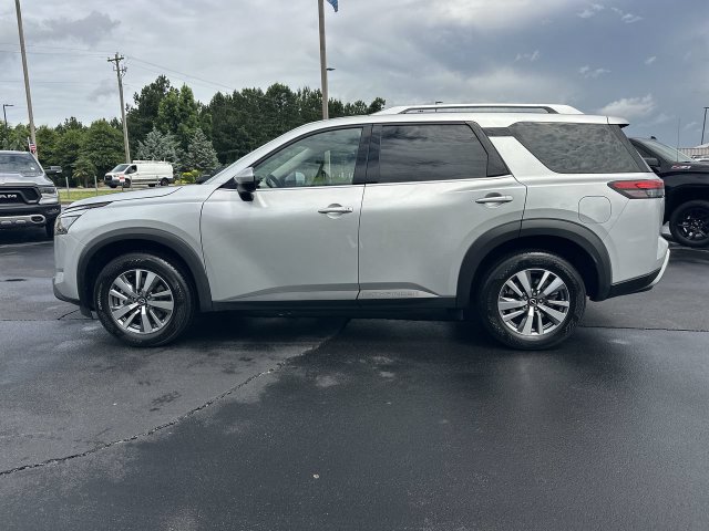 Used 2025 Nissan Pathfinder SL FWD image 5