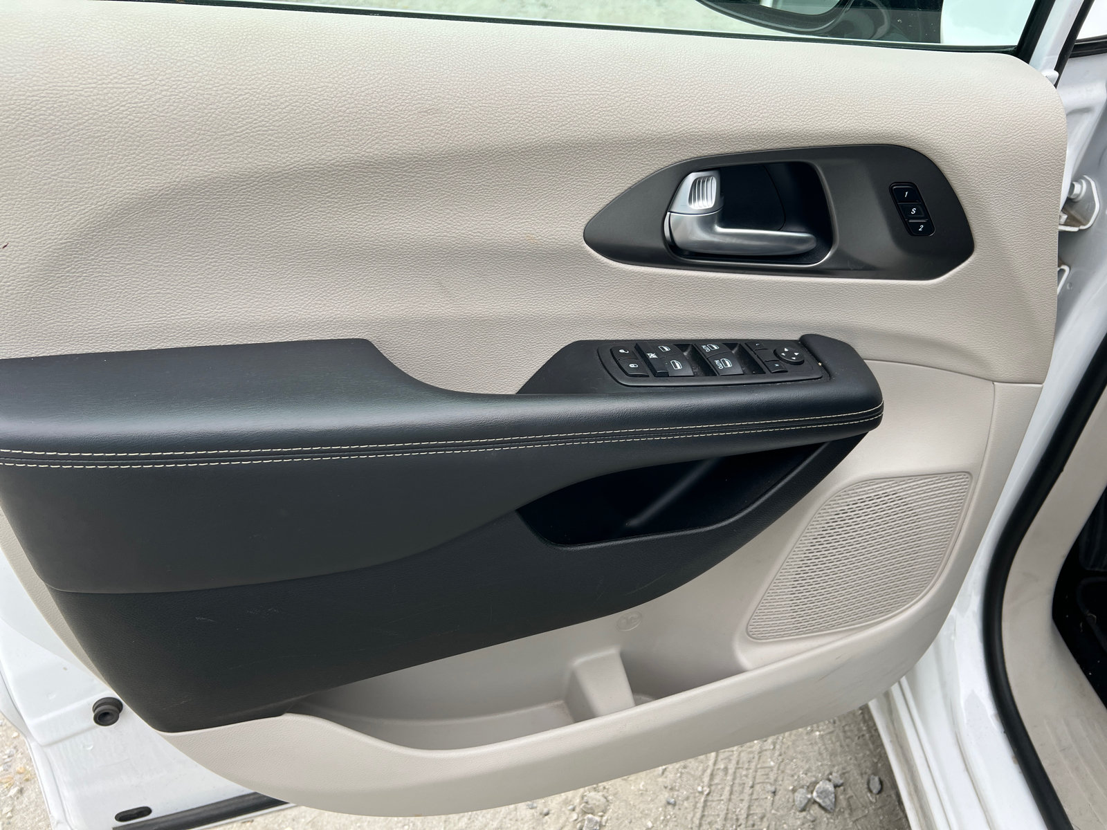 Used 2024 Chrysler Pacifica Touring-L FWD image 13