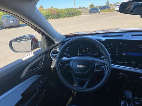 Used 2025 Chevrolet Trax LT image 34
