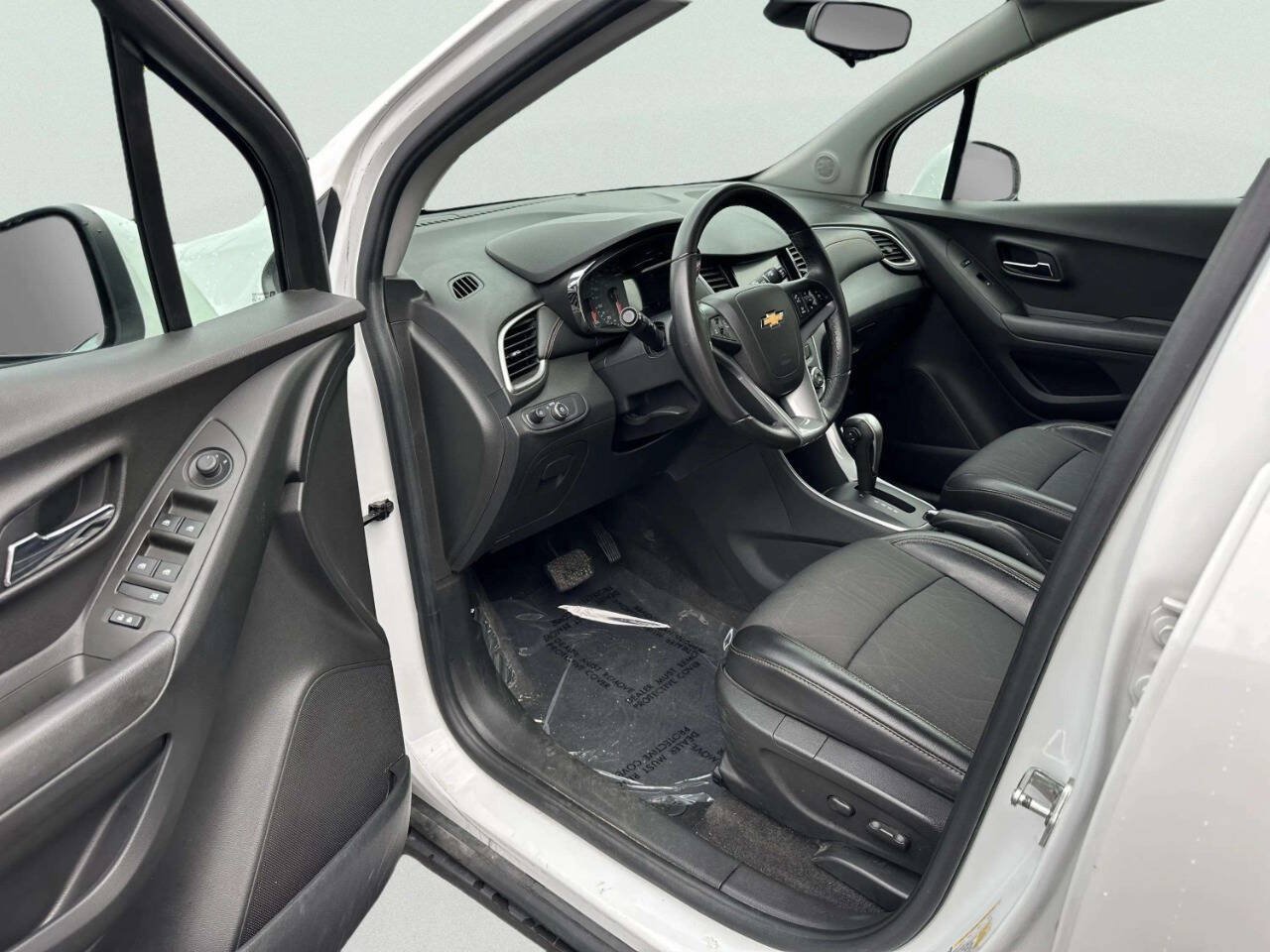 Used 2017 Chevrolet Trax LT w/ LT Convenience Package AWD/4WD image 14