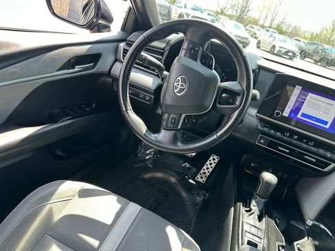 Used 2025 Toyota Camry SE w/ Convenience Package image 19