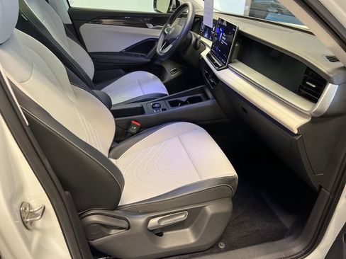 Certified 2025 Volkswagen Tiguan SE w/ Panoramic Sunroof Package FWD image 11