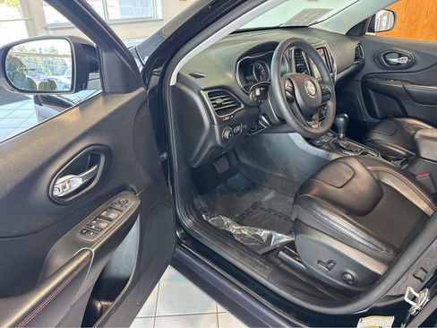 Used 2022 Jeep Cherokee Trailhawk w/ Comfort/Convenience Group AWD/4WD image 17
