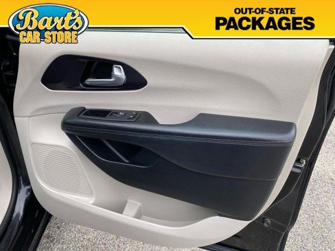 Used 2020 Chrysler Pacifica Limited FWD image 13