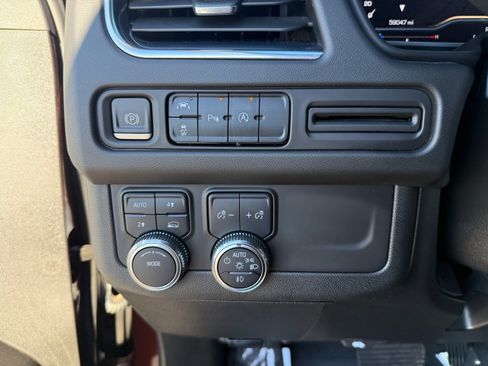 Used 2023 GMC Yukon XL SLT image 16