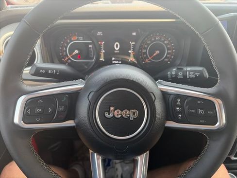 Used 2025 Jeep Wrangler Unlimited Sahara AWD/4WD image 21