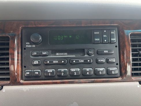 Used 2000 Lincoln Town Car Executive RWD image 24