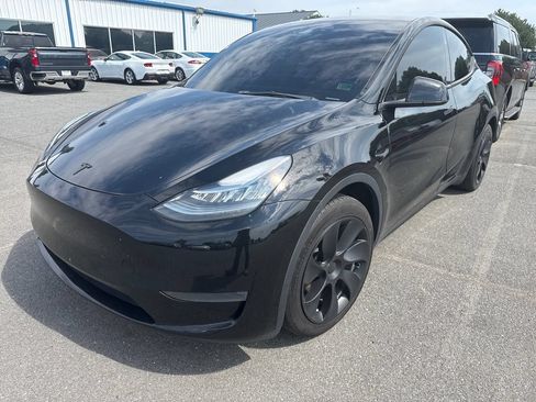 Used 2023 Tesla Model Y Long Range AWD/4WD image 1
