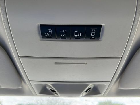 Used 2010 Chrysler Town & Country Touring FWD image 23