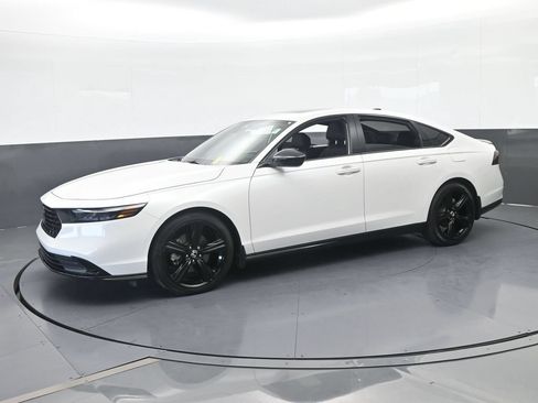 Used 2025 Honda Accord Sport image 2