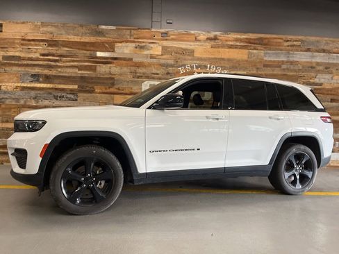 Used 2023 Jeep Grand Cherokee Altitude AWD/4WD image 9