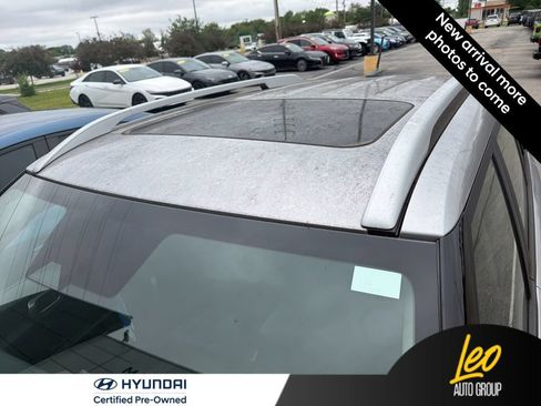 Used 2023 Hyundai Venue SEL FWD image 4