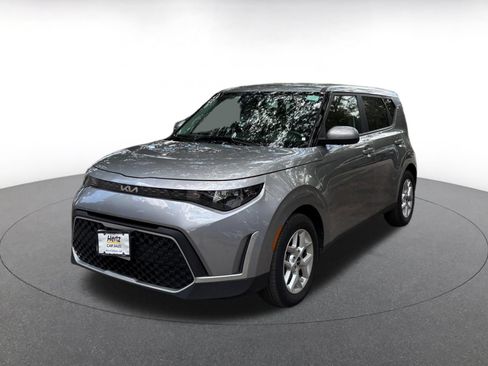 Used 2025 Kia Soul LX w/ LX Technology Package FWD image 3