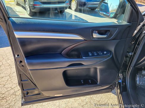 Used 2017 Toyota Highlander XLE w/ Carpet Mat Package AWD/4WD image 27