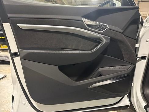 Used 2019 Audi e-tron Prestige w/ Prestige Package image 22