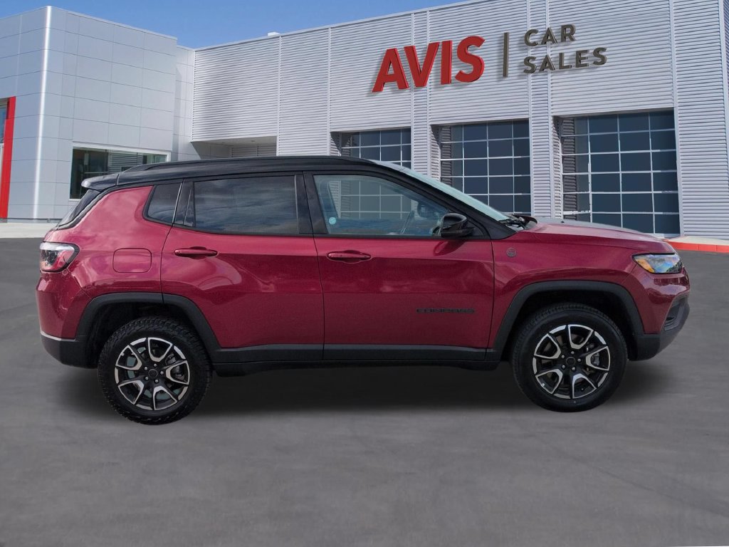 Used 2025 Jeep Compass Trailhawk AWD/4WD image 4