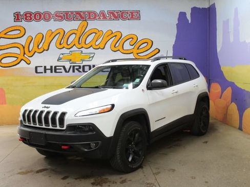 Used 2018 Jeep Cherokee Trailhawk AWD/4WD image 2